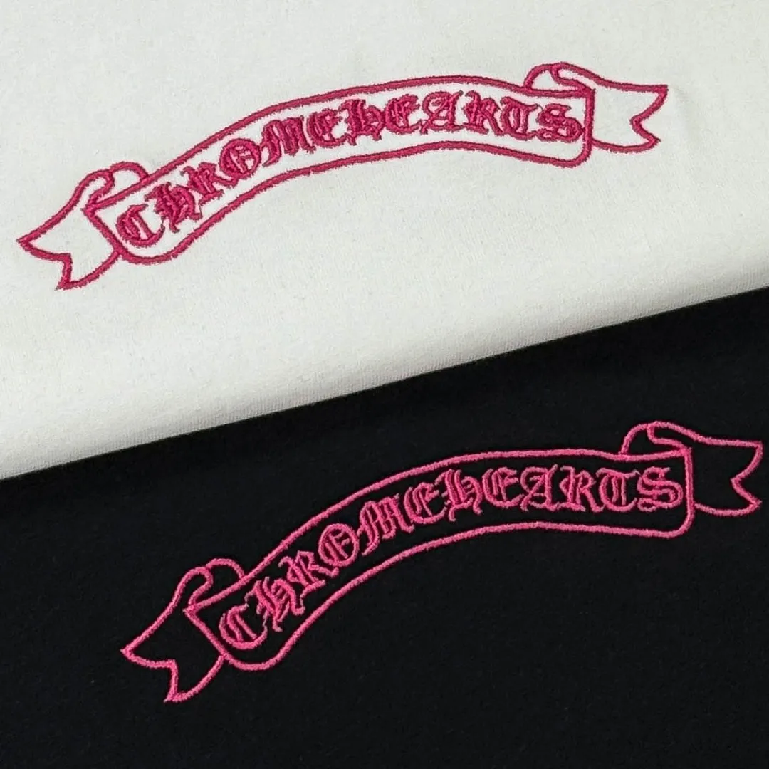 P180 Chrome Hearts 25 high-end versions. The fabric is made of 300 grams of high-density pure cotton. It does not deform or shrink. It has three labels. It is the same style for men and women. Technology: patch embroidery + original development hardware. Color: white, black. SIZE: S-XL.